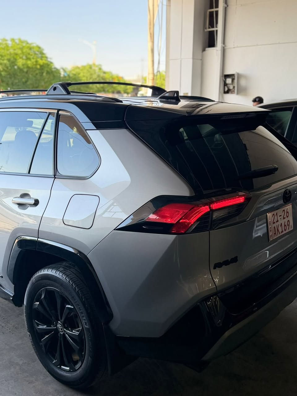 Toyota RAV4   XSE   hybrid   2024
فئة xse فول كامل مواصفات هايبرد 
تو كلر. لون رصاصي سقف اسود
ماشيه ١٩ الف
كاتي تترقم شمالي
حادث جاملغ وباب  صور حادث مرفق بل منشور 
تم تصليح بشكل جيد بدون اي نواقص
سعر ٢٤٥ $ ورقه 
مكان سياره كركوك 
للاستفسار ***********
