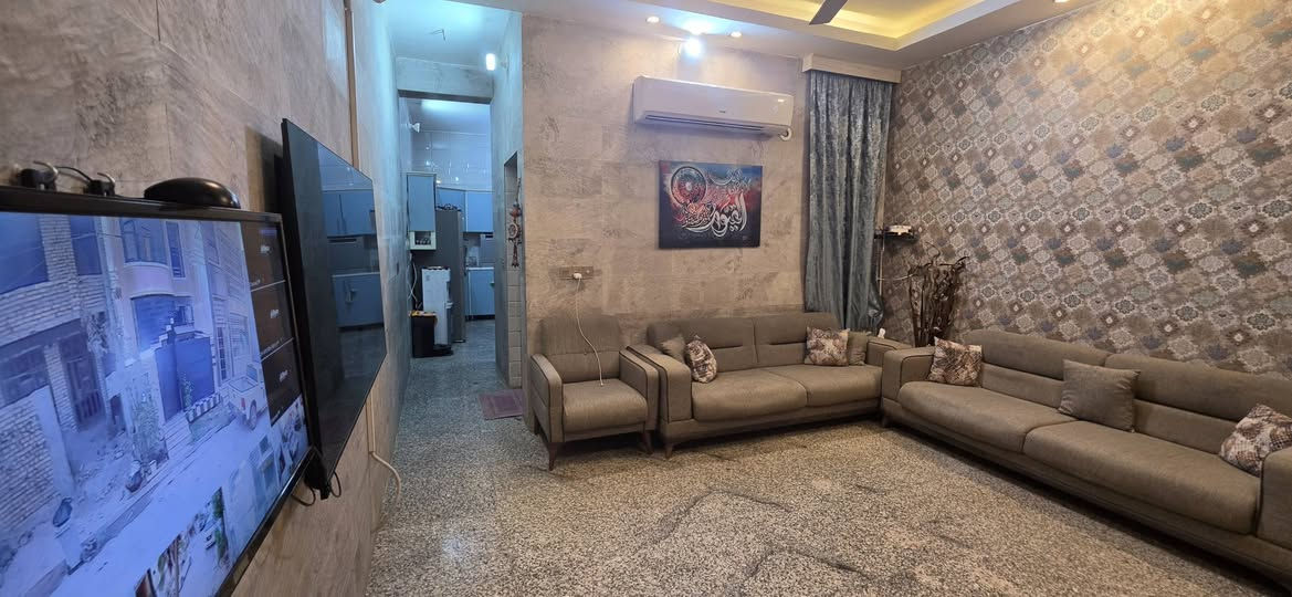 سلام عليكم 
#دار سكن مساحة 100 م ( 5×20) شارع 10م .
#الموقع : الامن الوطني / حي الجهاد مقابيل شقق حي صدام مجاور اللواء السادس ش.أ، العقار خلف الشارع الرئيسي.
#مكونات العقار : 
الطابق الاول /استقبال ، هول+ مطبخ ، غرفة مستخدمةمطبخ ، منور ، صحيات ، كراج 4 امتار .
الطابق الثاني / ثلاث غرف منام ، بلكونة صحيات .
الطابق الثالث/ بيتونة ، غرفة كبيرة تصلح مع تأسيس صحيات كامل. .
#ملاحظة : العقار تم تنفيذه بأفضل مواد البناء بكل التفاصيل. 
#للأستفسار :
*********** واتساب فقط.
*********** واتساب او اتصال مباشر.
