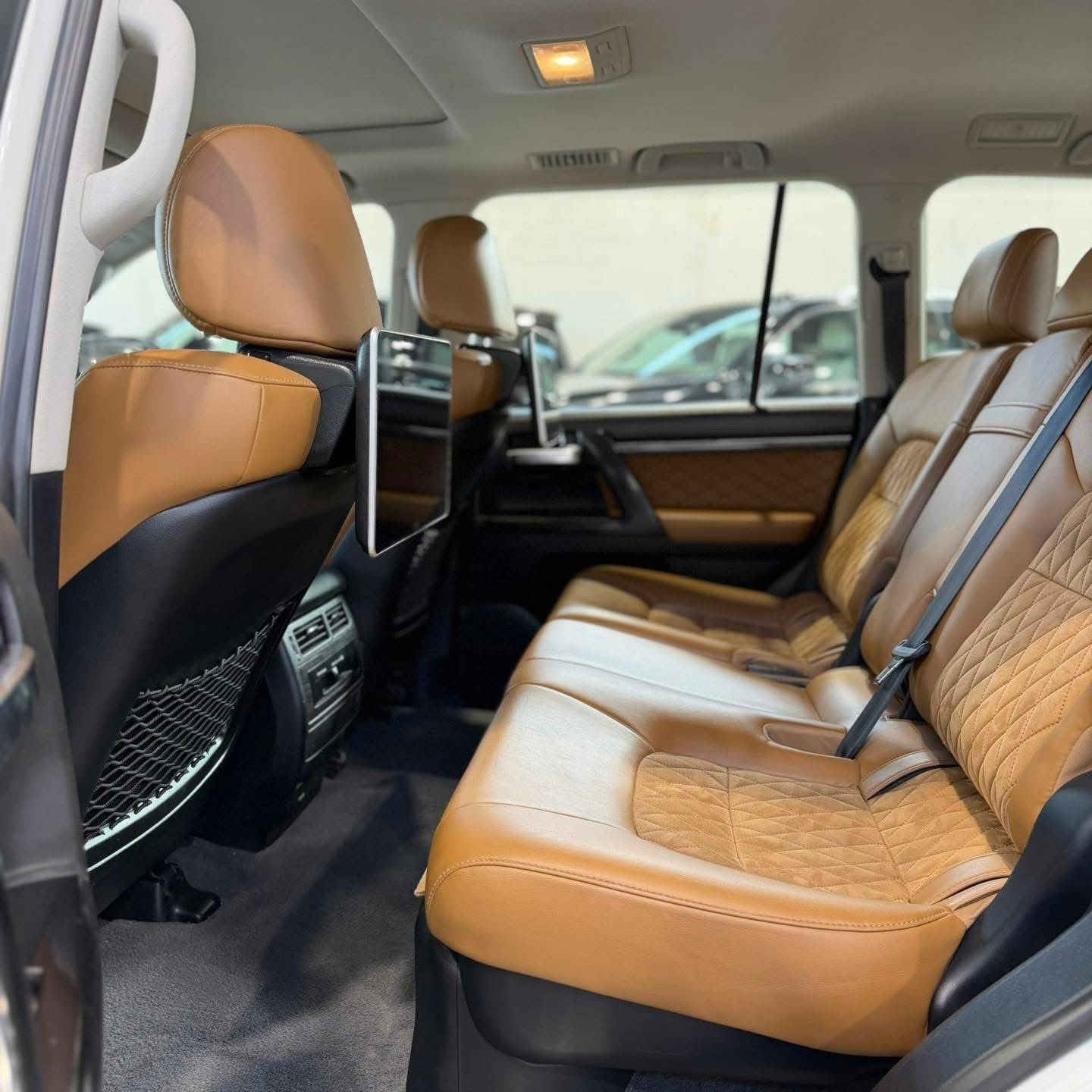Toyota Land Cruiser
القوة والفخامة بهيبة اللاندكروزر الأصلي 
لاندكروزر فطيم اصل
كراسي كهرباء ثلاث حركات 
(8) ايرباك تنته شومان

✔️ محرك V8 4600 الجبار
✔️ ماشية 83,000 كم
✔️ داخل قرميدي فاخر 
✔️ أداء قوي واعتمادية تويوتا المعروفة

راحة وفخامة مع قوة تتحمل كل الطرق والرحلات

📞 للحجز والاستفسار:
0771457010
السعر  53.000 $


**إذا كنت صاحب هذا الإعلان وتريد حذفه لأي سبب، رجاءا أرسل رسالة إلى الدعم الفني**