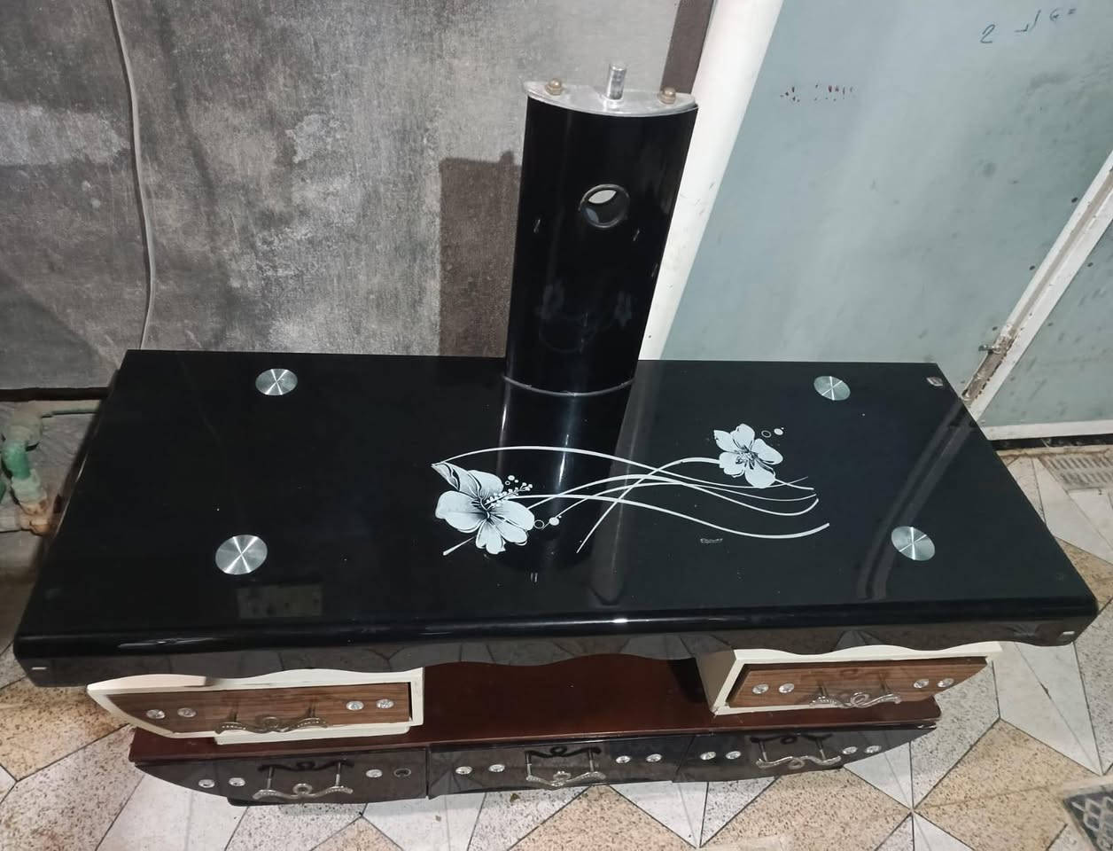 سلام عليكم ميز مال شاشه للبيع سعر 50الف وبي مجال  الي يريده هاذا رقمي للأستفسار واتس اب ***********
