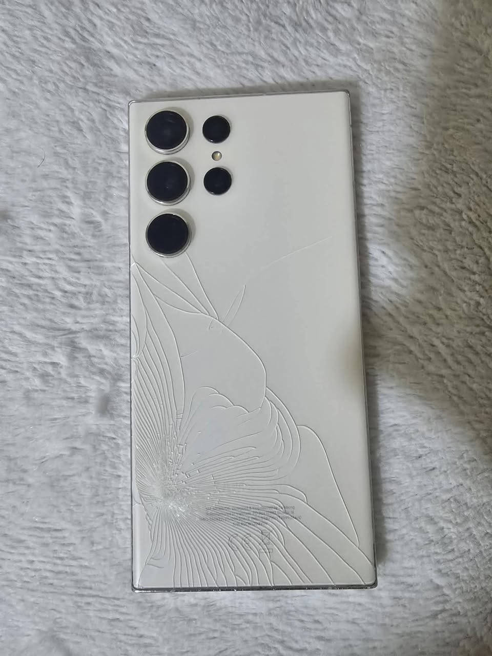 S23 ultra للبيع
23 الترا شرق اوسط ذاكره 512  مكسور شاشة وظهر 
الشاشه شغاله بس الاناره مرات تضعف من جوه الكسر 
السعر 350 قفل بدون عمله .. *********** واتس
