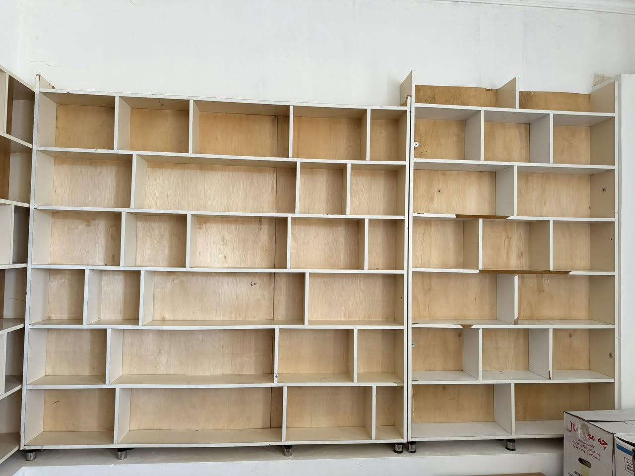 سەیریکە چیم بۆ هێناون کتێبخانە٧مەتر ئەبێت زیاتر 
جیگای  نزیکی ٤٠٠کتیبی تیا ئەبێتەوە 
پانیەکەشی تەسەور ئەکەم دوو مەتر بوێت
جا فرۆشتنی خیرایە قوفلی٢٣٥هەزارە
بچۆ دروسی کە سەروی ملیون ئەخوات
هەرکەس موشتەرییە تێل بکات رەحمەتی لێویت
جا هەرچیتیش هەیە لێو ئەکرم ***********
