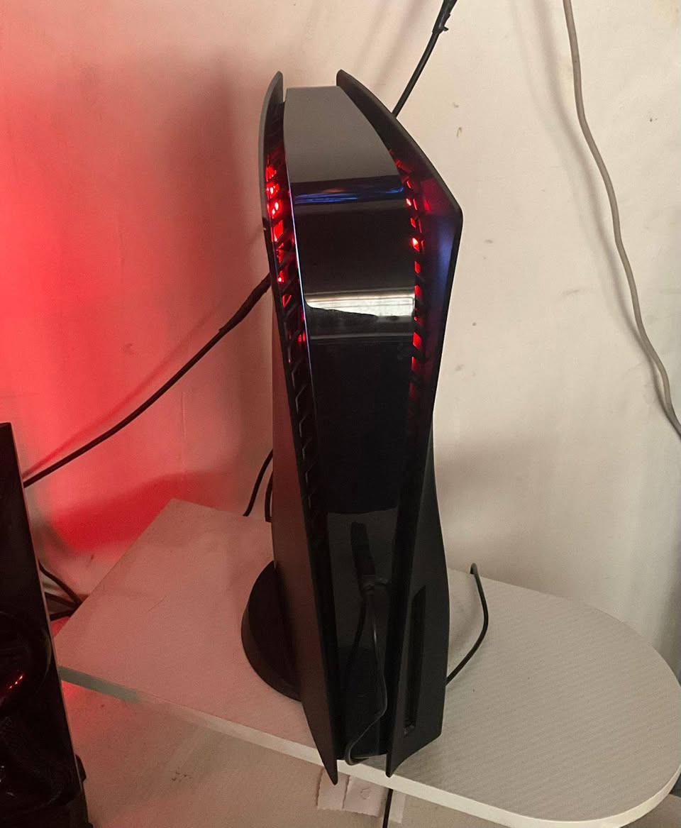 بلي ستيشن 5 فات (PS5 Fat) بحالة الوكالة للبيع في بغداد 🎮🔥
التفاصيل:

السلام عليكم، للبيع جهاز بلاي ستيشن 5 (نسخة الفات) ريجن امريكي بحالة ممتازة جداً ونظيف فوق الوصف (أخو الجديد واستخدام خفيف جداً).

🚫 حالة الجهاز: نظيف جداً، لا مفتوح ولا مصلح نهائياً ( شرط على الفحص ).

📦 الملحقات: الكارتون الأصلي وكافة الوايرات والملحقات الأساسية الاصليه.

🎮 التحكم: جويستيك (يد تحكم) أصلي ونظيف تماماً وبحالة ممتازة.

🎁 هدية العرض: كفر (غطاء) خارجي إضافي باللون الأسود الفخم جداً هدية مع الجهاز. مع لعبه كاب هيد هديه.

الجهاز اكفله من كلشي 

📍 الموقع: بغداد

💰 السعر: 750,000 دينار عراقي

📞 للتواصل والاستفسار: يرجى المراسلة على الخاص أو الاتصال على الرقم: ***********
