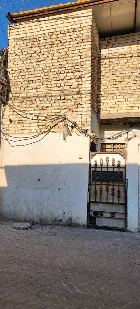 نص قطعة ٧٢ متر فس مدينة الصدر قطاع ١٧ قرب الساحه طابق ونص 
الطابق الاول صاله ومطبخ وغرفة نوم وصحيات 
الطابق الثاني بيتونه وغرفة نوم ترميم عام ٢٠٢٣ 
البيت باسمي تحويل مباشر 
السعر ١١٥ وبي مجال 
للاستفسار  *********** متوفر واتس اب بغداد, العراق
