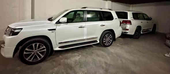 وەنەوشە Land Cruiser 
مۆدێل ٢٠٠٨ و کامل کراوەتە ٢٠٢١ ، سەیارەکە نموونەیە لە جوانی و دینار مەسرەفی تێدانیە ، سەیارەکە بۆخۆم شکلم گۆڕیوە و حیزام بۆیاخیشم کردوە لەسەر ساغی ، سەقف بە شەرت پێش سڵایدەکە پڵەیەک بۆیاخی هەڵدابوو و شوێن پەڵەکە پەمپ کراوەتەوە، گێڕ و مەکینە بەشەرت  V8 4.7L
دەعمی نیە بێ ناوە ، 156000km حەقیقی ڕۆشتوە گێڕ و مەکینە نەکراوەیەوە.

سعر ٢١٥ گەڵا و معامەلە

0750 358 3653 whatsapp, viber , tell رانية
