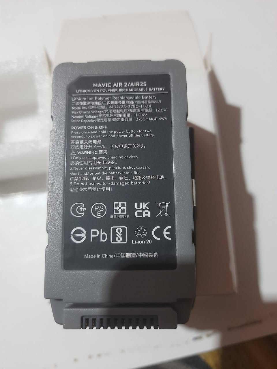السلام عليكم  // هذا المنتج هو بطارية طيران ذكية لطائرة DJI Mavic Air 2/Air 2S. 
السعة: 3750 مللي أمبير في الساعة. 
وقت الطيران: توفر ما يصل إلى 34 دقيقة لطائرة Mavic Air 2 و31 دقيقة لطائرة DJI Air 2S. 
النوع: بطارية ليثيوم أيون ذات كثافة طاقة عالية. 
المميزات: تحتوي على نظام ذكي لإدارة البطارية لمراقبة حالتها في الوقت الفعلي.


**إذا كنت صاحب هذا الإعلان وتريد حذفه لأي سبب، رجاءا أرسل رسالة إلى الدعم الفني**