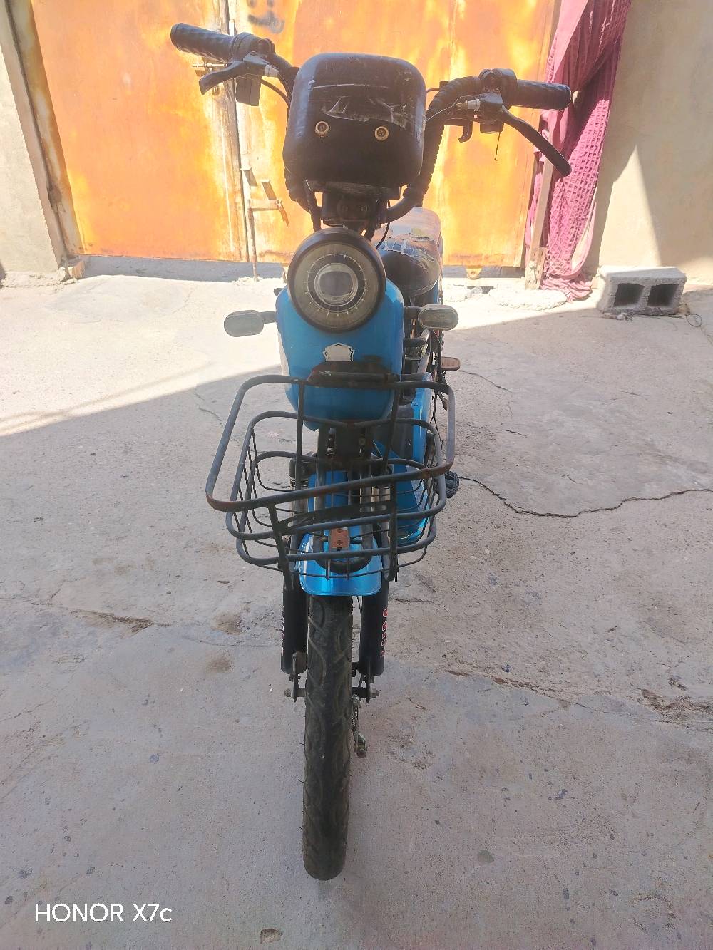 دراجه البيع شحن اخت جديدة كهرباء كله شغاله تايرات جدد كشره جديد 
 فقط يحتاج بطاريات ...وياها شحنه بلاديه 
عنوان ديالى بيه مجال 