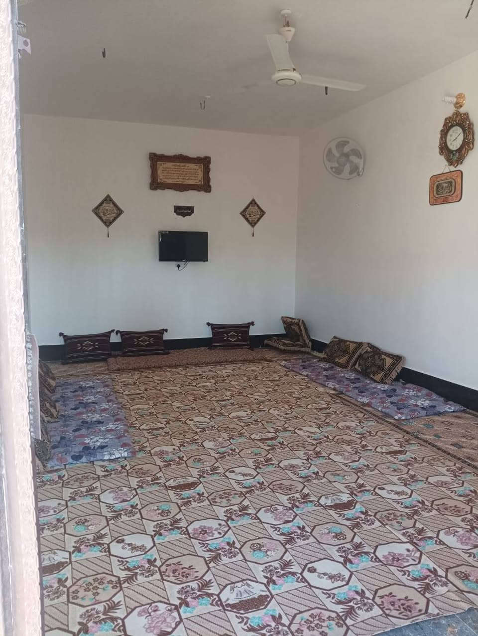 السلام عليكم من بعد اذن مدير الكروب المحترم دار للبيع طابو زراعي سند ٢٥ حي الحسين الباشية قرب طالب حكيم ابو عبدالله المساحة ٢٥٠م البناء طابوك السقف صب كونكريت البيت كامل من كلشي شغل درجة أولى ومتعوب عليه السعر ٧٥ وبيه مجال للإتصال *********** اخوان مكلف بالنشر هذا رقم صاحب الدار وبالعافية على الي يأخذه
