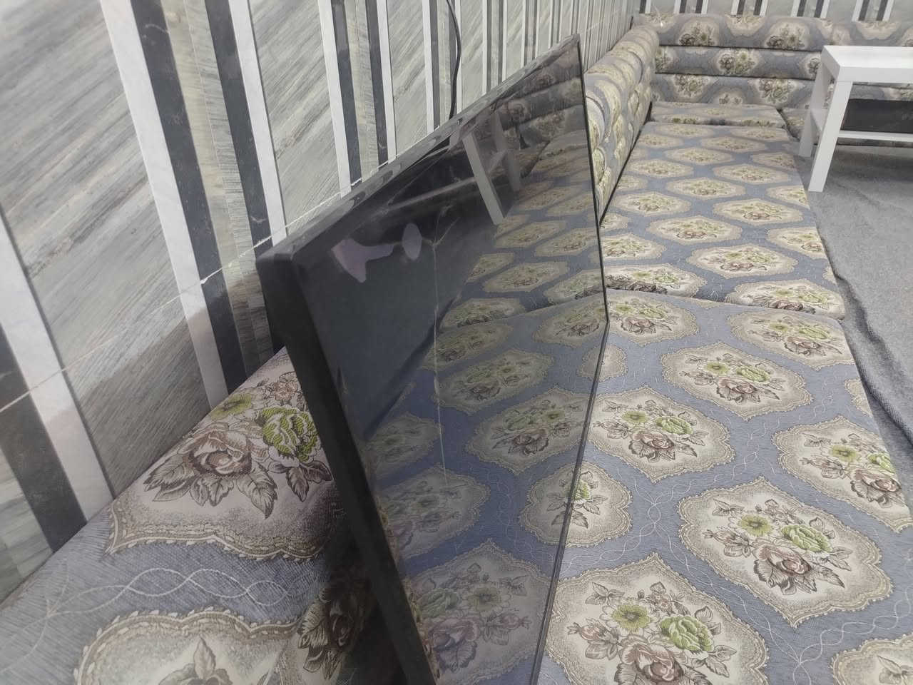 سلام عليكم شاشه نوع(Hisesnse) راقيه  شاشه عطل بيه خطوط
السعر 75 وبيه مجال
للاستفسار /***********
