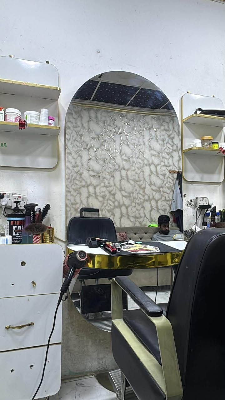 سلام عليكم
#للبيع
كراسي حلاقه ثنين صغار
وكرسي حلاقه الجبير هم
ومري ٣ 
ورفوف ٢ 
ومجرات ٢
ومغسله 
الموقع ديالى بعقوبه ٧ نيسان 
***********
