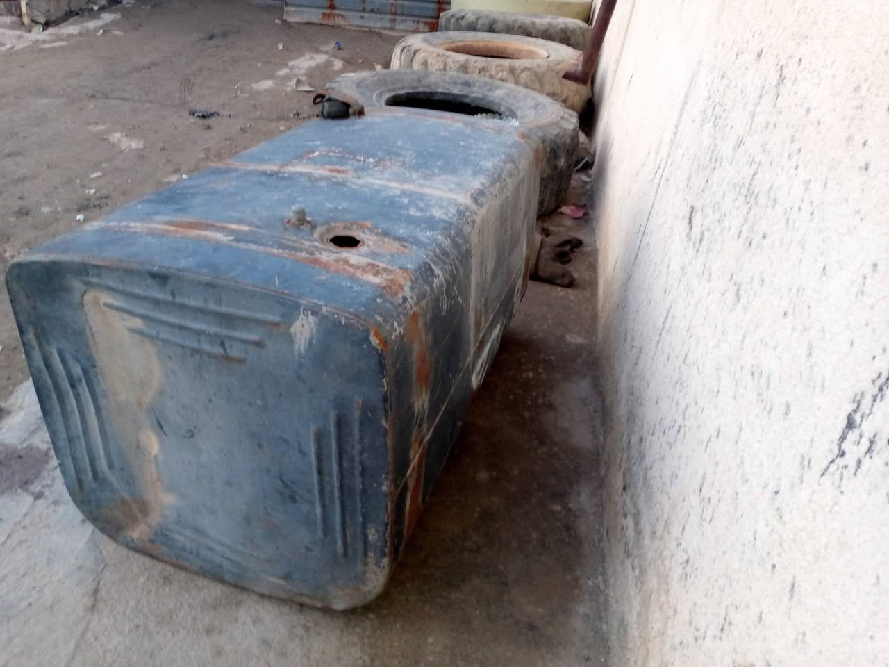 للبيع تانكي ياخذ 600 لتر ويا قواعد ثنين
السعر 150 الف العنوان الموصل 
***********
