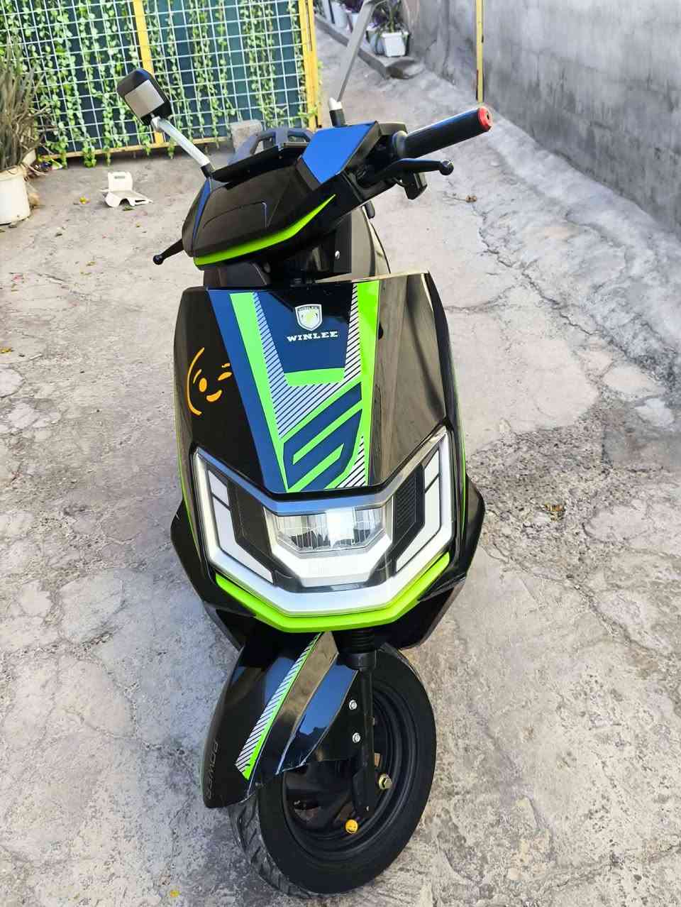 ماطور شحن         (550بي مجال)
نوع سكنس 
بطاريات 6 شرط 
ملف 2000
4نمر 
بريكات دسكات 
دبل اشاره 
لايتات لد 
نضام بارك 
نضام رجوع خلف
عنوان ديالى جلولاء 
سعر 550بي مجال
رقم تلفون ***********
