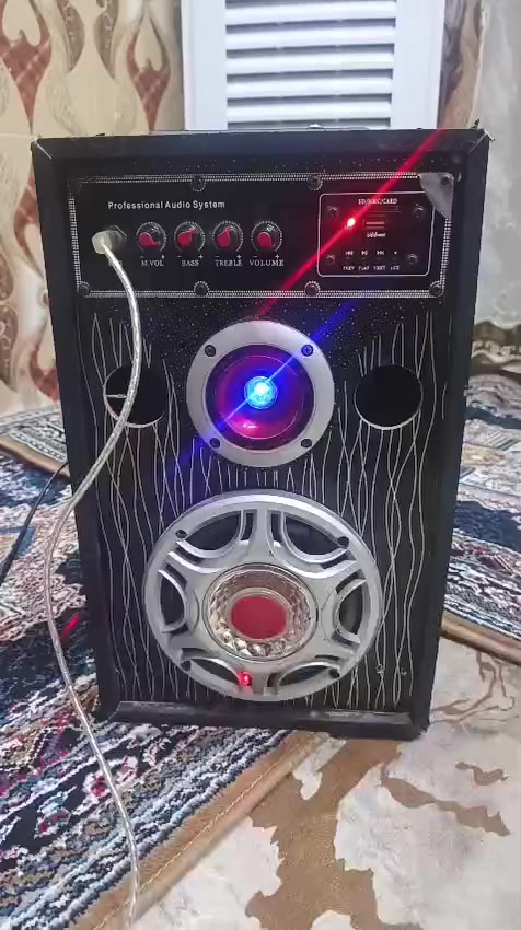 السلام عليكم ميز الأسود  الطول مترين ونص العرض 90 مبطن حتى الكاعيه حديد ثقيل هوه مخزن وميز وبي حوض اني مغلفه شيل التغليف الفوك يرجع حوض والذهبي ارتفاع 130 × 90 حديد ثقيل مال طباخ جاي الفوك جوانب للطباخ والجوه مخزن باب وسركي وقفل 
سبب البيع الميوزه كبار والموكب مالتنه زغير اريد افصل ميز اصغر // والمضخم اواكس كهرباء 
للاستفسار *********** العنوان البصره حي الحيانيه (حي الشرطه)
