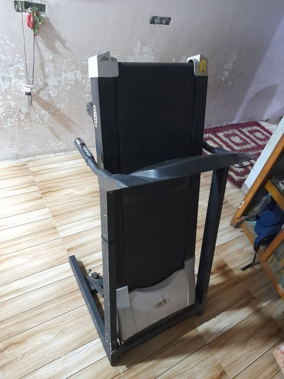 جهاز جري (Treadmill) مميز للبيع – نظافة تامة 🏃‍♂️
​لأصحاب الرشاقة والرياضة المنزلية، جهاز جري مستخدم بحالة ممتازة جداً (نظيف جداً) وشغال 100%، جاهز للاستخدام المباشر.
​أهم مواصفات الجهاز:
​نظام الانحدار (Incline): تحكم كهربائي بالميل لزيادة حرق الدهون وتقوية العضلات.
​البرامج: يحتوي على 10 برامج تدريبية متنوعة (سرعة وميل) تناسب جميع مستويات اللياقة.
​لوحة التحكم: شاشات ديجيتال لعرض (السرعة، المسافة، الوقت، السعرات، ونبض القلب).
​التحكم الذكي: أزرار سرعة وميل مباشرة، مع أزرار تحكم إضافية على المقابض الجانبية.
​التصميم: قابل للطي لتوفير المساحة، مزود بمفتاح أمان للتوقف الطارئ.
​💰 السعر: 350 ألف دينار
📍 الموقع: البصرة.
​للتواصل والاستفسار *********** واتس اب
