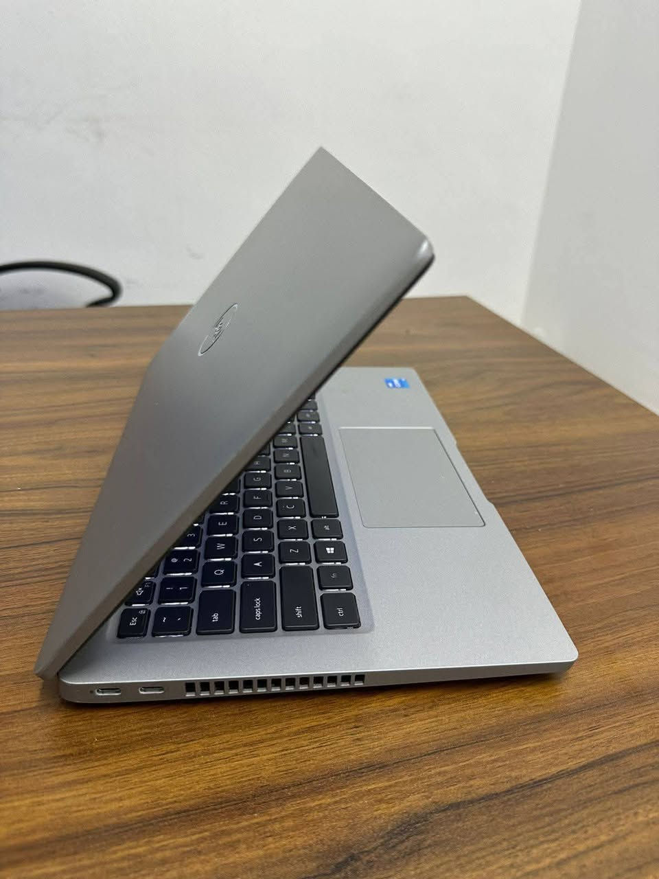 لابتوب سلم خفيف حديث معالج قوي وجيل عالي DELL 5420 Ci5 جيل حادي عشر نظافة عاليه جدا
. 
 السعر 335 الف الف مع التوصيل
. 
 النظافة شرط اخو الجديد وعل الفحص وين تريد
مناسب للدراسة والبرامج المكتبية والطباعة والتصفح والامن السيبراني وغيرها من البرامج 
……………………

 المعالج Core i5-11th جيل 11
 ذاكرة الوصول العشوائي (الرام) 8GB 
 التخزين( الهارد) SSD 256GB 
 مقاس شاشة 14 انج دقة عالية 
 منفذ HDMI & TYPE C 
شاحنة Type c 
 كيبورد  عربي انكليزي
الرام والهارد قابل للتطوير 
…………………………………


**إذا كنت صاحب هذا الإعلان وتريد حذفه لأي سبب، رجاءا أرسل رسالة إلى الدعم الفني**