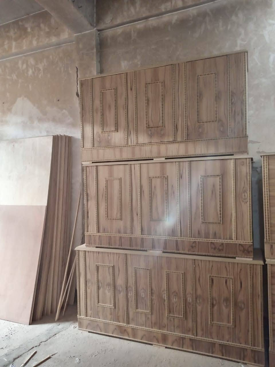 للبيع طول بوفيه ١٨٠  سعرها ١٥٠ الف  آخر واحده طوله ٢ متر  سعرها٢٠٠ ميز صغير ٧٥ عنوان فلوجه يم جامع الكبير رقم *********** للإستفسار
