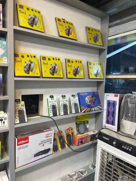 محل موبايلات للبيع كمل هوه غراضه الريد بخدمته مكانه المحل حي ميسان شارع الكيات الستفل عله رقم صاحب المحل ‏📞📞📞‏‪0782 588 3012‬‏
