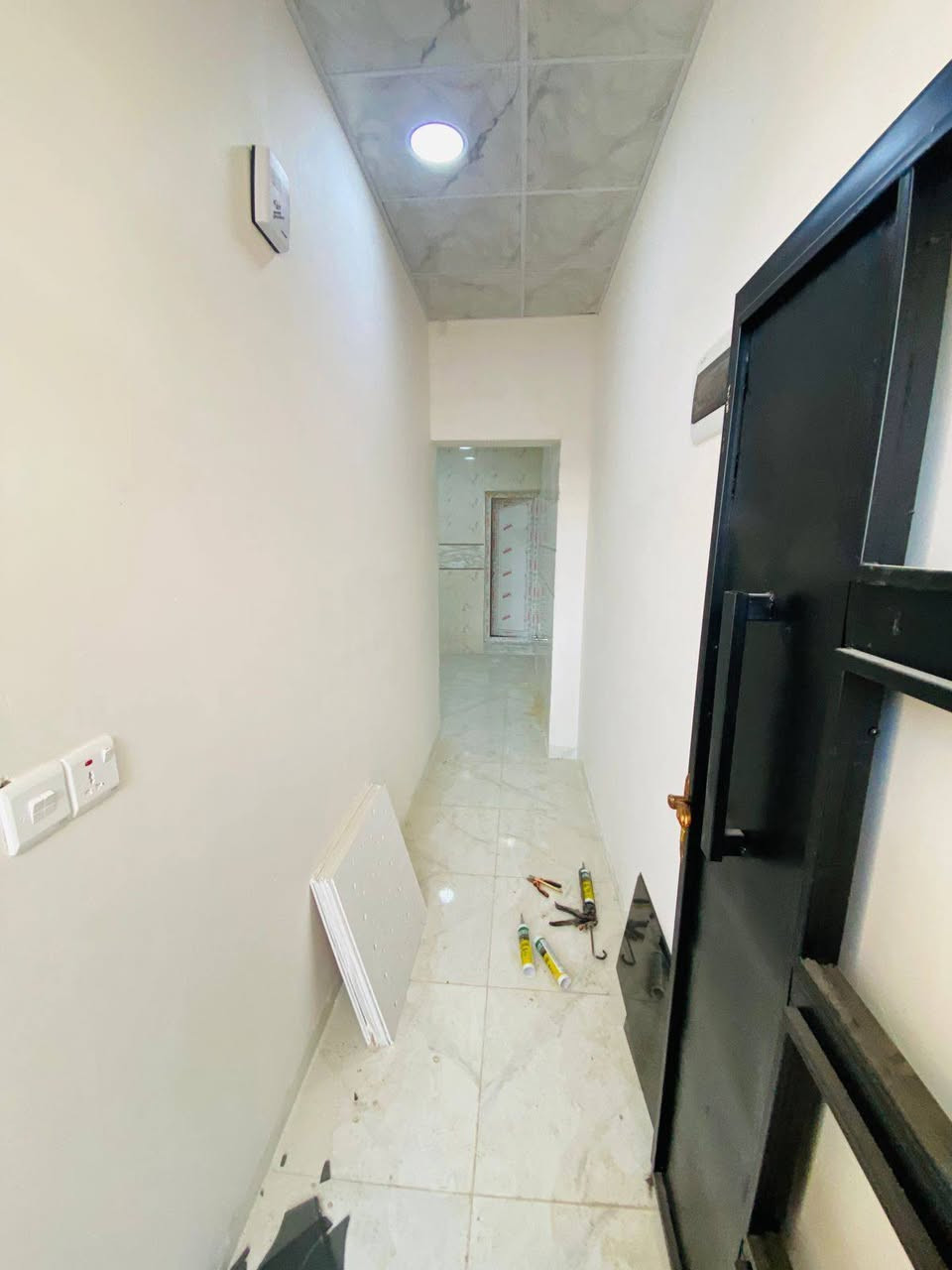 دار للبيع طابو صرف شرط التحويل
مساحه الدار ١٠٠ متر طولي طابقين درج خارجي
كركوك حي العسكري قرب مدرسة الجوهرة
الدار طابقين يحتوي على غرفة نوم وهول مع مطبخ واستقبال صحيات داخلي و خارجي و كراج مع درج خارجي
الطابق الثاني نفس محتويات الطابق الأول
بيت نظيف بناء حديث فول سيراميك و سقف ثانوي  و نظام تبريد مركزي
منطقه هادئه و خدمات كامله قريبه من المدارس
السعر علق بكلمه تم يجيك السعر على الخاص
للاستفسار الاتصال على ***********
او زيارة مكتب قصر الصيادة للعقار حي العسكري قرب جامع صالح بهاءالدين بصف المستوصف
