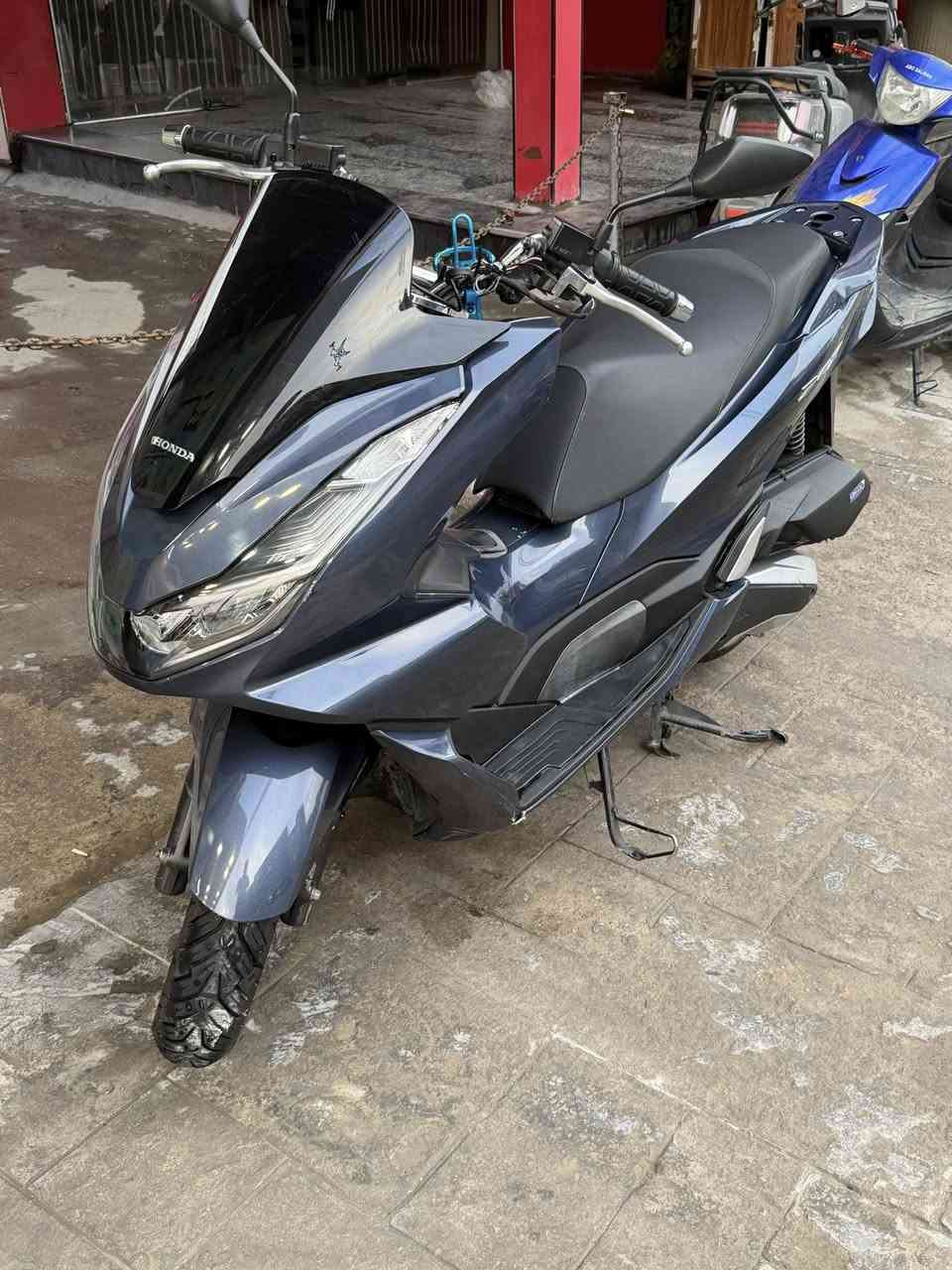 جيل رابع pcx وارد كوري دراجه قبل شهر نزلت من رمبة نزلتها ماشية 29 ولحد هسه ماشيه 29 وقابل للزيادة دراجه مكفولة مكينة وكفر نضام ابريكabs مانع تزحلق وباقي مواصفاتها معروفه  سعر ١٩ ورقة 
مكاني كرادة او شعب
***********
