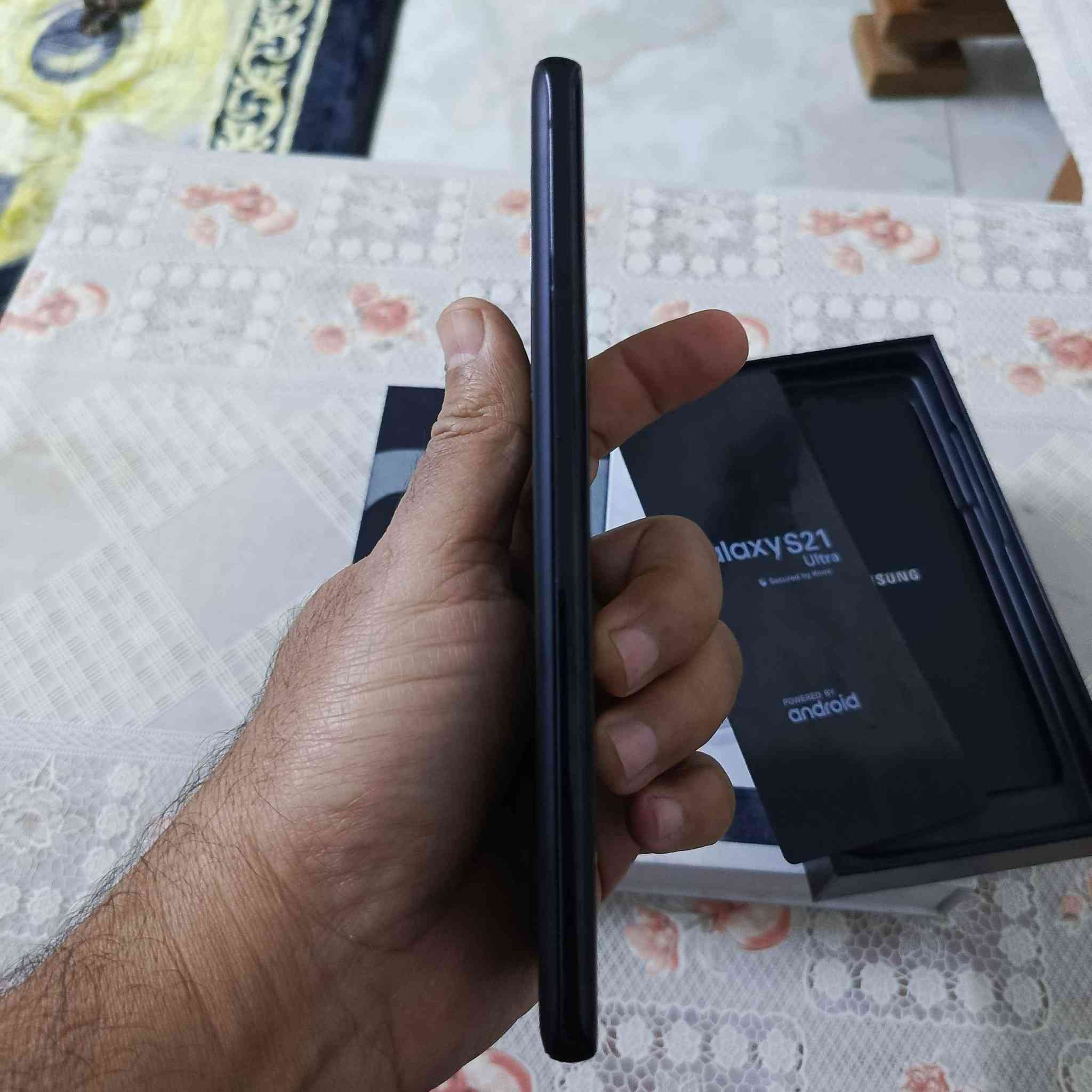 سامسونج اس ٢١الترا امريكي تك شريحه بحاله جيده عدا نقطه بسيطه قرب ال كامره ماخذه جديد. السعر ٣٠٠ الاتصال على *********** بغداد, العراق
