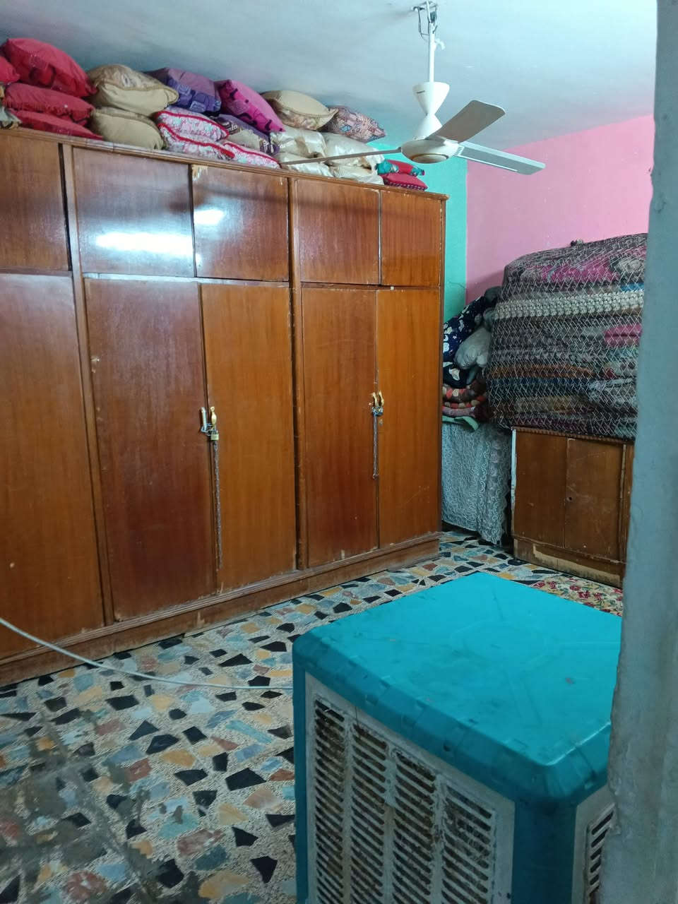 السلام عليكم بيت طابو 100 بيت قاطين يحتوي على غرفتين نوم فوق ومطبخ واستقبال وغرفه نوم وطارمه 90 وبمجالوصحيات بيع مستعجل 90 وبي مجال فتح بيان ثاني يوم ***********
