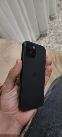 أيفون 15عادي لون اسود دبل سيم 256الجهاز حيل نضيف ويا الباكيت وكيبل الس...