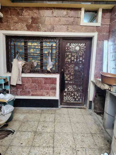 السلام عليكم لبيع بيت مساحته 300طابق واحد
طابو زراعي سند 25 يحتوي بيت علئ 3غرف نوم
استقبال طول 10متر عرض ٥ متر
مطبخ كبير   3حمامت
العنوان بيت الغربي شارع العماره الصفر
السعر خاص 
رقم الهاتف ***********
***********
مستعجل على بعتها
