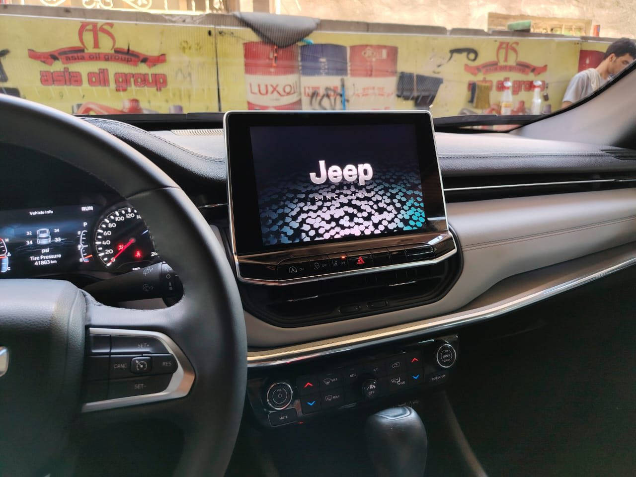 جيب كومباس  2023 الشكل الجديد
دخول جديد فول مواصفات 
ضررها فقط صبغ الجاملغ  الامامي الايمن  والباقي كفالة عامة 
مواصفاتها 

* كشنات جلد - تدفئة تبريد  للكشنات  
*  سايد بريك. دكمة 
* فور ويل 
* لايت زنون كشاف متحرك مع الستيرن
* سماعات مع نظام صوتي Harman Kardon
* بانوراما
* 3 انظمة قيادة 
* رادار امامي. - جانبي -خلفي
* مري جانبي هيتر 
* كامره  دوارة 
* ويل كب حجم 19 انج
* محرك 2,0 تيربو 
* دبل اكزوز 
* 40 الف كيلو متر وليس مايل 

السعر 165 وبي مجال  بدون لوحات 
علما دخول السيارة باسمي 
***********
