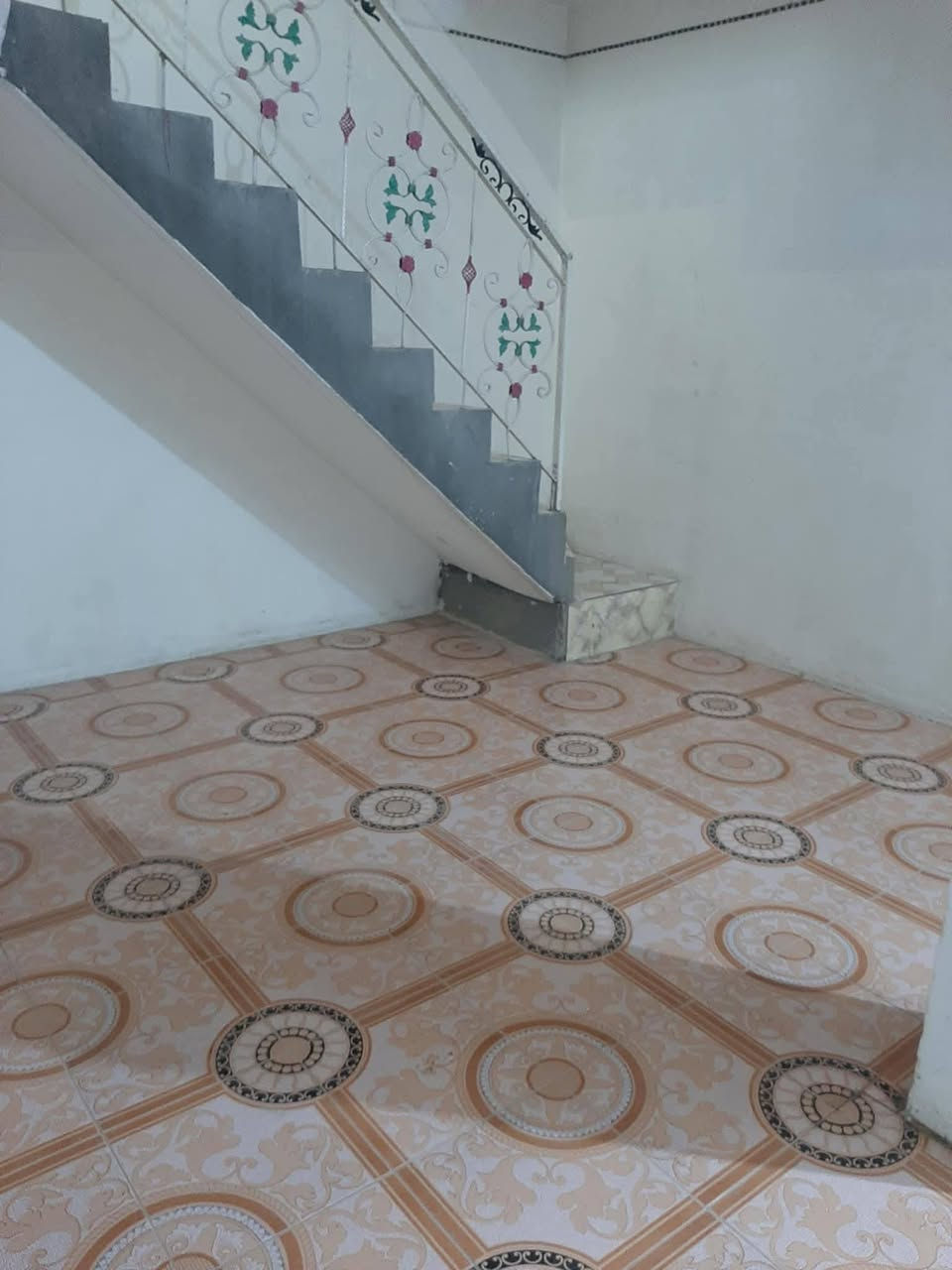 سلام عليكم دار الايجار بيت جديد مساحه 225 ركن  تجاري  سنتر عل 80 مقابل مدينة ألعاب أرض بابل طابق اول تصعد درج واحد  3غرف كلدور مطبخ صاله صحيات او بلكونه درج خارجي جاهز مغاسل تانكي ماطور سخان الا ستفسار عل رقم ***********بي واتساب ايجارة 350
