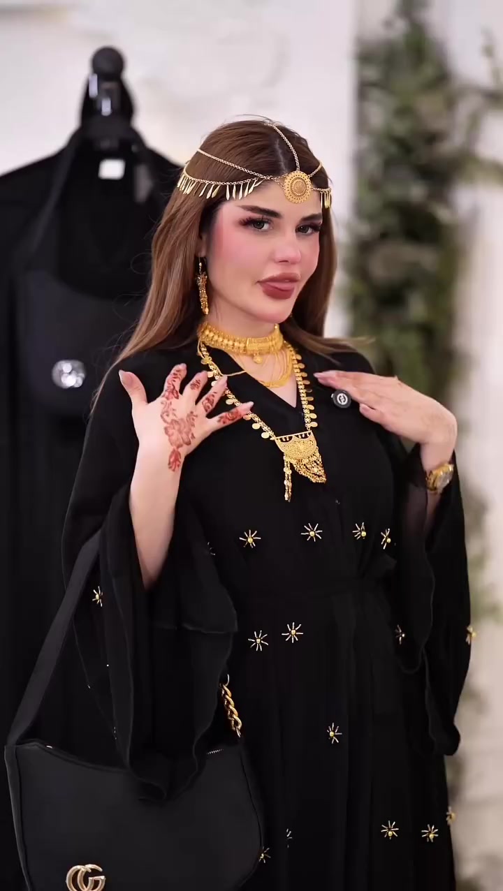 #جديدنـا عباية أماراتية😍

✨الاقماش شيفون الأصلي💯👍
🪄الشغل شك يدوي🪡🧵
🎗️مڪون من 4️⃣ قطع 
⤶عباية دبل كلووووش طباقات من الامام
⤶شال 
⤶حزام  
⤶حقيبة 👜

🎗️التلبيس :- من وزن 60 الى وزن 115
🎨🎨 الألوان :- 
← أسود سـادة
←أسـود ذهبي


**إذا كنت صاحب هذا الإعلان وتريد حذفه لأي سبب، رجاءا أرسل رسالة إلى الدعم الفني**