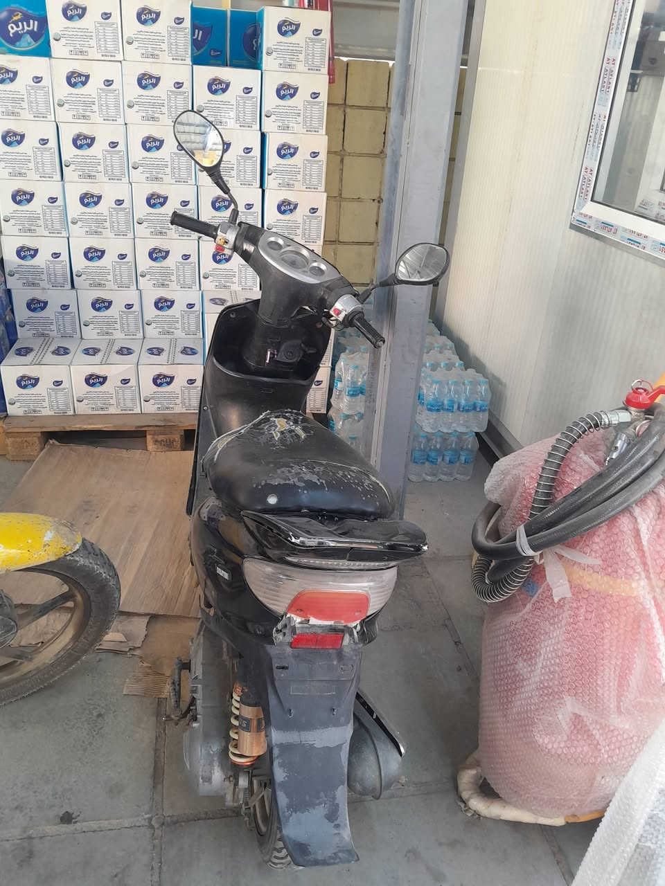 سلام عليكم دراجه عصفوريه للبيع كابريتر مالتهه تعبان تشتغل وتطفه يحتاجله تنظيف السعر ١٥٠ مكاني بغداد حي الجامعه
ابيع كوم حديد وافق ادمن 
***********
