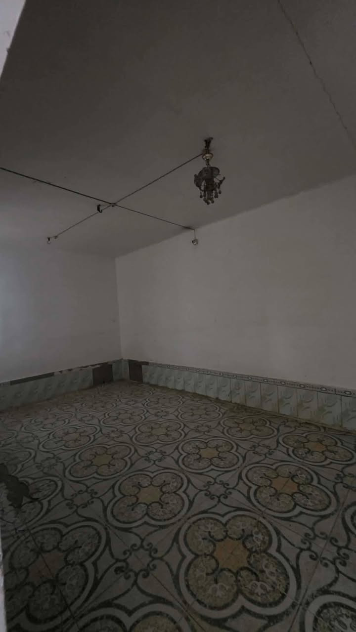 بيت 100 متر للايجار طابقين 
يحتوي على ثلاثه غرف استقبال ومطبخ وصاله 
سعر الايجار 300 ألف 💸💸
النجف الاشرف الحولي قرب مول جوهره العرب 
@إشارة


**إذا كنت صاحب هذا الإعلان وتريد حذفه لأي سبب، رجاءا أرسل رسالة إلى الدعم الفني**