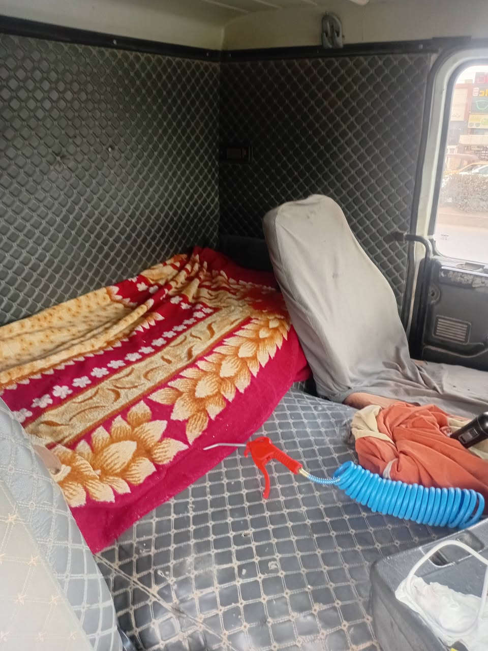 سلام عليكم البيع سكانية١١٣ ناصية موديل تحويل مباشر  93 مكينة ١١٢ونص رقم نبار ألماني سيارة جديدة دواخل جدد معمرة جديدة كير خمسة بخمسة اكسن خفيف رقم هاتف ***********
