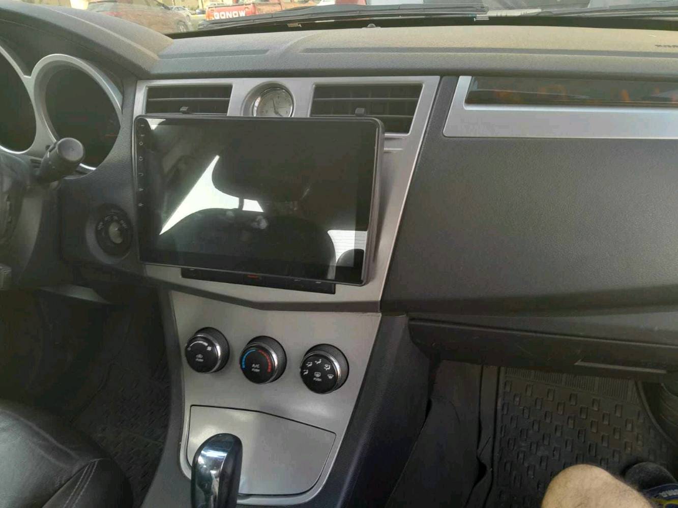 تفاصيل السيارة:  سيارة  C200 كرايسلر سبرينغ موديل 2010
مواصفات السيارة:  فتحة سقف تحكمات ستيرن محرك 6 سليندر 3500 گير اوتوماتيك 
بيها طخطخات بس مواصلة للدواخل والسيارة بيها
تلحيظات + الرقم الماني  
الللون ابيض بي جراد 

للاستفسار:  ***********،  ***********بي واتساب