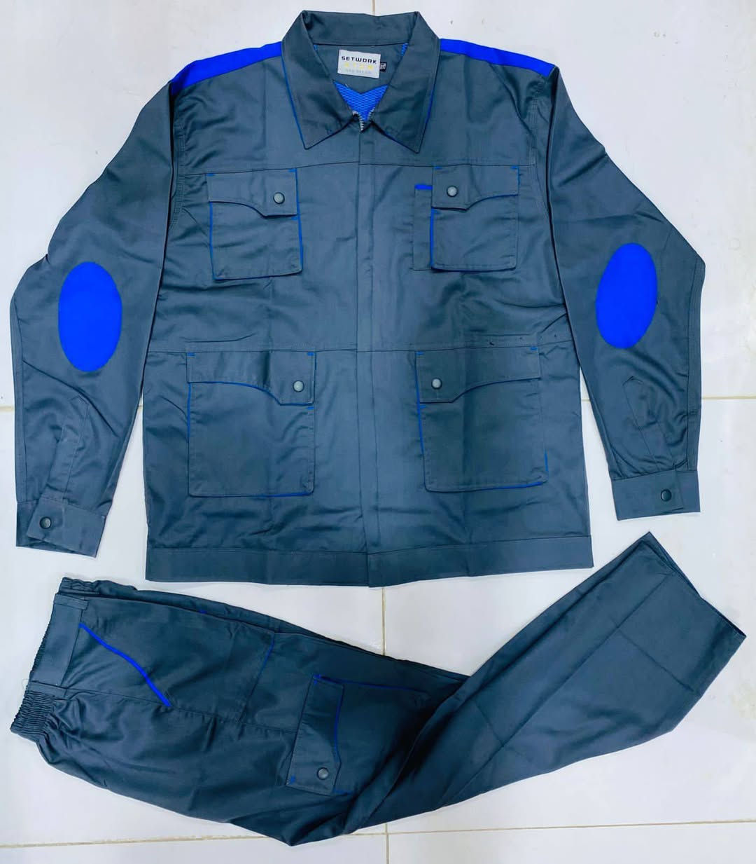 اهلا وسهلا 🌷
***********🔺بدلة عمل قطعتين سيت وورك 
🔻خياط وقماش صناعي مرتب 

‏🔹السعر مفرد ٢٢ الف 
 اقل طلب ٣ قطع 

🔹عند الطلب ١٢  قطعه  فما فوق  يصبح السعر  ١٨ الف

🔸الطباعه ٤ الف للقطعه الواحدة
