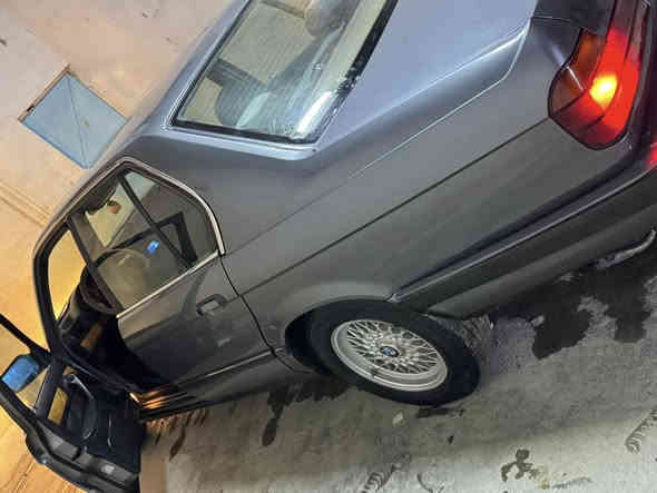 السلام عليكم     
‏  bmw 735 بيع او مراوس 
موديل 93
رقم بغداد الاماني 
محرك 35 
تبريد شغال
محرك كير شرط
ايرباك 
صاج ملكي 
ويل خليه اصلي 
كشان جلد ميكانيك 
سنتر لك تقفل سويج يصعد جام وتنزل فتحا
كهربائيات كلها شغاله 
لا جطل ولا تحوير سياره بلادياتها سليمه 
بيها طخه خفيفه بل بكلايت الايسر الخلفي معمره حلو 
صدر خلفي امامي جديد 
سعر 50 بيها مجال 
مكانها الانبار حديثه ***********
