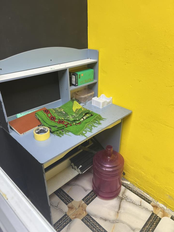 مكتب للبيع بسعر جدا مناسب  العراض الي بالصوره 
من كراسي وسبلت وغيره 
مكان رمادي شارع السينما فرع الشعبيه 
للتواصل خاص أو اتصال وا واتس
***********
