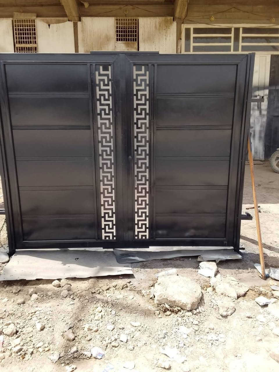 سلام عليكم  صناعه حداده  أبواب شبابيك درج داخلي او خارجي سقايف  شغل حداده  المنزلي  وسعارنه مناسبه رقم هاتف ***********
