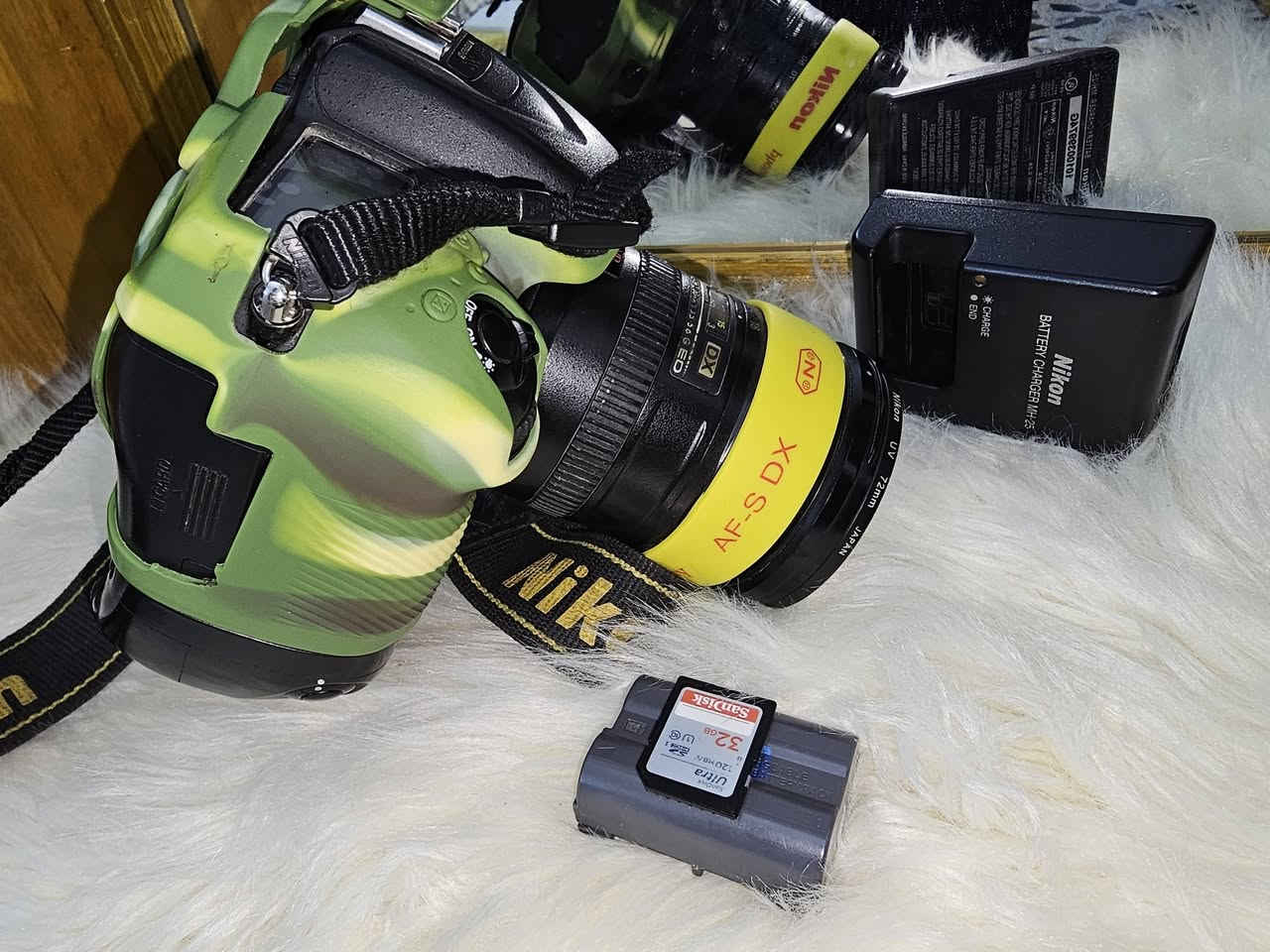 للبيع: كاميرا Nikon D7100 مستعملة بحالة ممتازة مع ملحقات كاملة
كاميرا Nikon D7100 نظيفة جداً ومحافظ عليها، تأتي مع حافظة حماية من السيليكون بنمط التمويه العسكري.
​المواصفات والملحقات:
​جسم الكاميرا: Nikon D7100 
​العدسة: عدسة Nikon AF-S NIKKOR 18-200mm f/3.5-5.6G ED VR DX. عدسة زوم ممتازة ومتعددة الاستخدامات مع خاصية تقليل الاهتزاز 
​الملحقات الإضافية:
​قبضة بطارية (Battery Grip) مركبة ومثبتة للحصول على عمر بطارية أطول ومسك أسهل للكاميرا
​حافظة حماية من السيليكون بنمط تمويه أخضر (كاور).
​شاحن بطارية أصلي (Nikon MH-25).
​بطارية إضافية واحدة على الأقل.
​بطاقة ذاكرة SanDisk Ultra بحجم 32 جيجابايت 
​حزام للرقبة (Nikon).
​غطاء حماية (كاور) للعدسة (باللون الأصفر).
​مرشح UV (فلتر) للعدسة 72 ملم 
​الحالة:
​الكاميرا نظيفة جداً وخالية من أي خدوش أو عيوب ظاهرة على الشاشة الخلفية 
​العدسة نظيفة وخالية من الخدوش والفطور.


**إذا كنت صاحب هذا الإعلان وتريد حذفه لأي سبب، رجاءا أرسل رسالة إلى الدعم الفني**