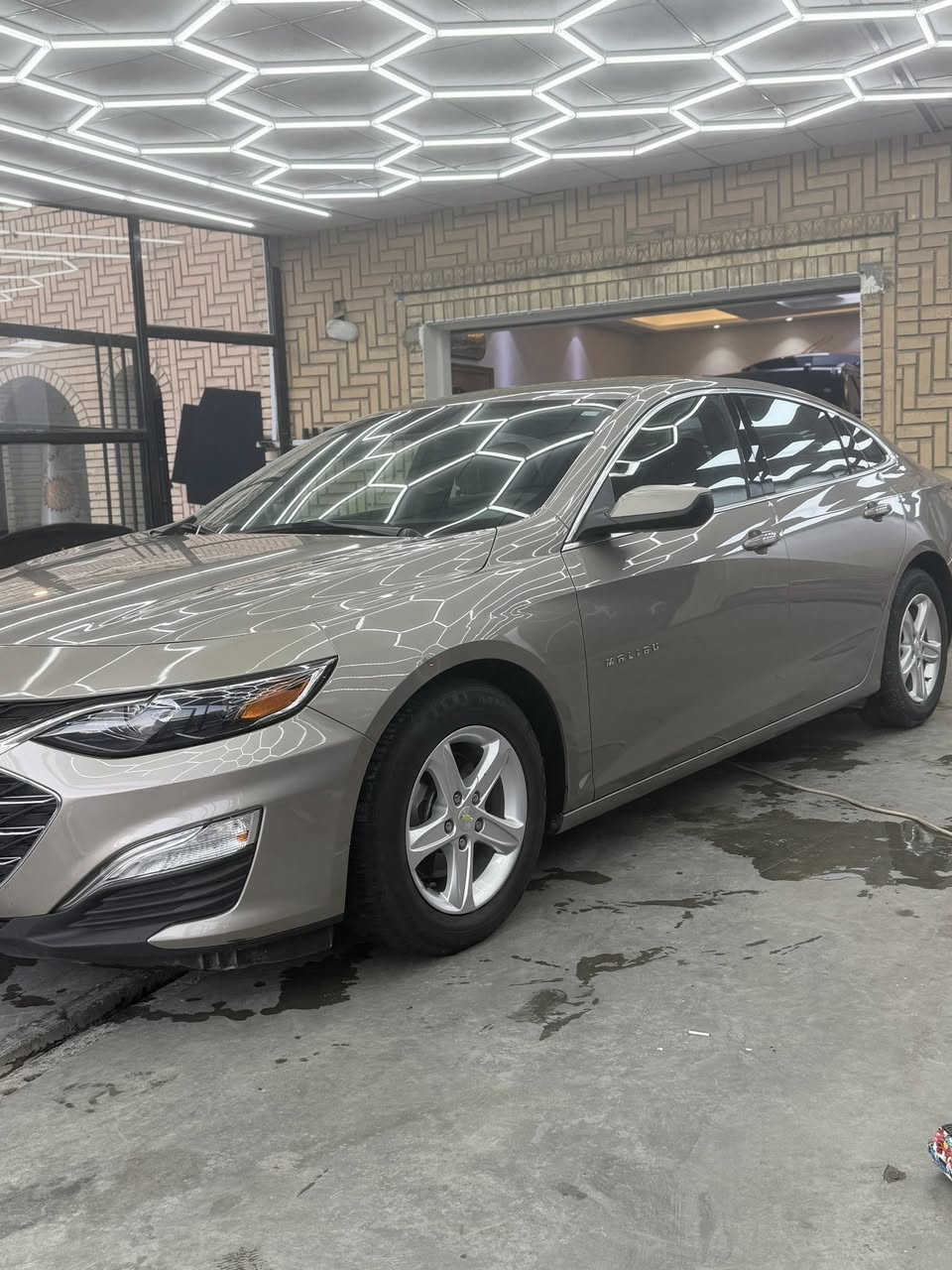 سلام عليكم شباب شوفر أليت ماليبو 2023 سيارة جاهزة من كلشي رقم بغداد بسمي تحويل ثاني يوم بيهة جاملغ خلفي قفط موظح كدامكم بل
ماشيه 50الف فقط

المواصفات : 
بصمة تشغيل  / 
تحكم ستيرن /
رادار جانبي / 
حساسات خلفية / 
شاشة كبيرة  / 
ويل كب / 
اطفاء ذاتي / 
بلوجكتر LED 
/ مانع انزلاق / 
بلوتوث / 
اواكس / 
USB 
/ محرك 1500تيربو 

مكاني الامين ثانيه 

للتواصل ***********

كلشي ذاكرلك ب منشور 
سعر 135 وبيها مجال سياره ترهم مراوس
