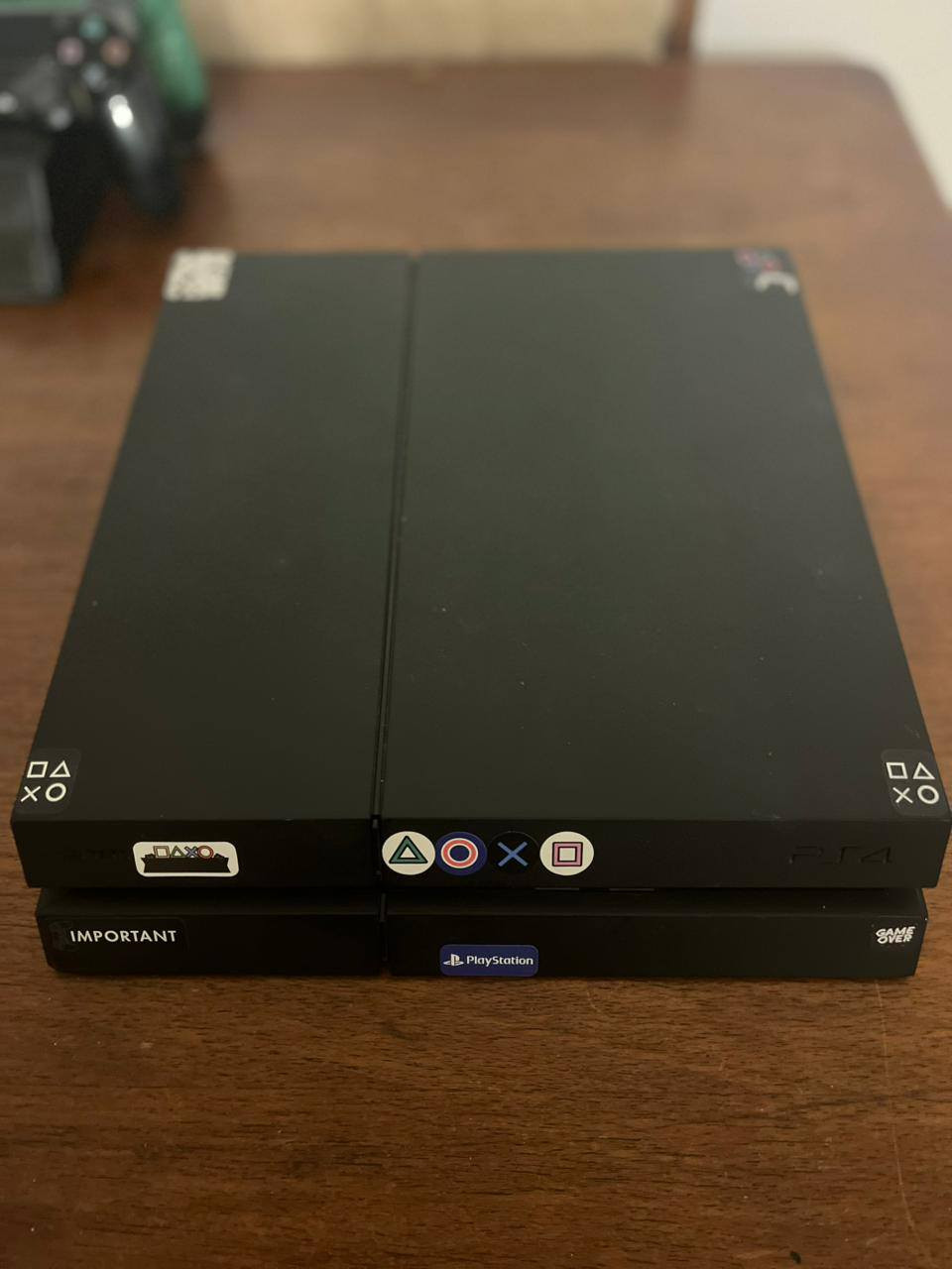 جهاز بلي فور فات الطافي وليس الامع البارحه نضفته على ايدي الله شاهد كامل ملحقاته يدات ثنين وحده اصلي وحده تجاري الجهاز مفتوح للتنضيف ويا قرصين جي تي اي.. وردد ردبشن سعر 180وبيه مجال قليل للشراي نضام 13.02للتواصل ***********
