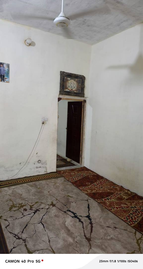 من رخصت الادمن بيت  لبيع ١٥٠ م بيه غرفه وصاله ومطبخ وصحيات وديوانيه بدون سقف حي الوحده الإسلامية حواسم رقم *********** سعر ١٤ وبيه مجال
