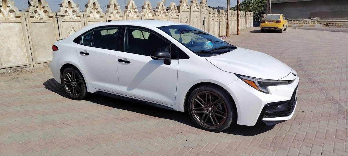 السلام عليكم
*للبيع سيارة كورلا 2024 امريكي مواصفات SE فول* 🚗

- *الفئة*: SE فول مواصفات ما عده الفتحه 
-*هند ابريك كهربائي رادار امامي خلفي ثلاث بصمات ابواب وتشغيل وصندوق مثبت سرعه تحديد مسار قيادة ذاتيه مصباح ابيض زنون الشركه اشاير لايت شفط كامره اماميه وخلفيه 
كير ثلاث انضمه اسبورت عادي اقتصادي ECO
داخل لونين تبريد تدفئة شاشات عدد 2 اسبير ما نازل 
ويل كب اسبورت طخم تاير جديد 
- *اللون*: أبيض لؤلؤي 
- *الممشى*: 28 ألف كم فقط
- *الضرر*: بنيد فقط بدون دواخل نهائياً 
- *الحالة*: مكفولة من الشاصي والغركان، مكينة وكير وحدادية توب شرط

للتواصل واتساب: [***********]  
المكان: الشرقاط

