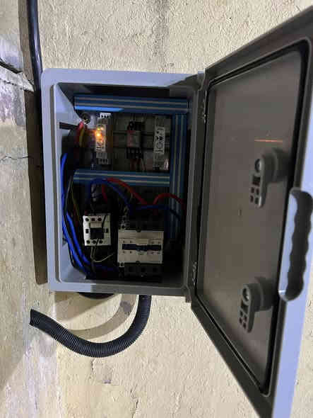 تم بحمد الله نصب منظومة طاقة شمسية جديدة 
في منطقه الجوادين     
سعه المنظومة ٢٠ امبير نهاري ☀️ و ٢٠ امبير ليلي 🌉
بأفضل التقنيات وأعلى درجات الأمان والاعتمادية 🔧⚡ 
 

📦 مكونات المنظومة:
✅ إنفرتر نوع growatt  ٦كيلو واط  المعروف بكفاءته العالية
✅ بطارية Lvtopsun نوع LiFePO4 بسعة 15.36 كيلو واط ساعه عدد ٢
✅ الواح لونجي ٦١٥ واط  عدد ١٢  
✅ تنصيب منظومه ايرث  وكافه الحمايات الخاصه بالمنظومه من حيث بورد ats

🚀 جاهزين لتنفيذ مشاريع مشابهة في جميع مناطق العراق 

📞 للاستفسار أو الحجز اتصل على الأرقام الموجودة بالصفحه
 
🏢 فروعنا:

📍 فرع بغداد – الكرادة / خلف بدالة العلوية

📞 ***********

📍 فرع الأنبار – الفلوجة / بإدارة المهندس إسلام أحمد

📞 ***********

📍 فرع صلاح الدين – العلم / 

📞 772 921 0469

📞 للطلبات أو الاستفسار حسب احتياجك، نحن بخدمتك في أي وقت
✨ نصمم حسب حاجتك… وننفذ وقت ما تريد! 
#قمم #الجبال #solar_iraq #صيانة_الانفرتر #الطاقة_الشمسية #الطاقة
