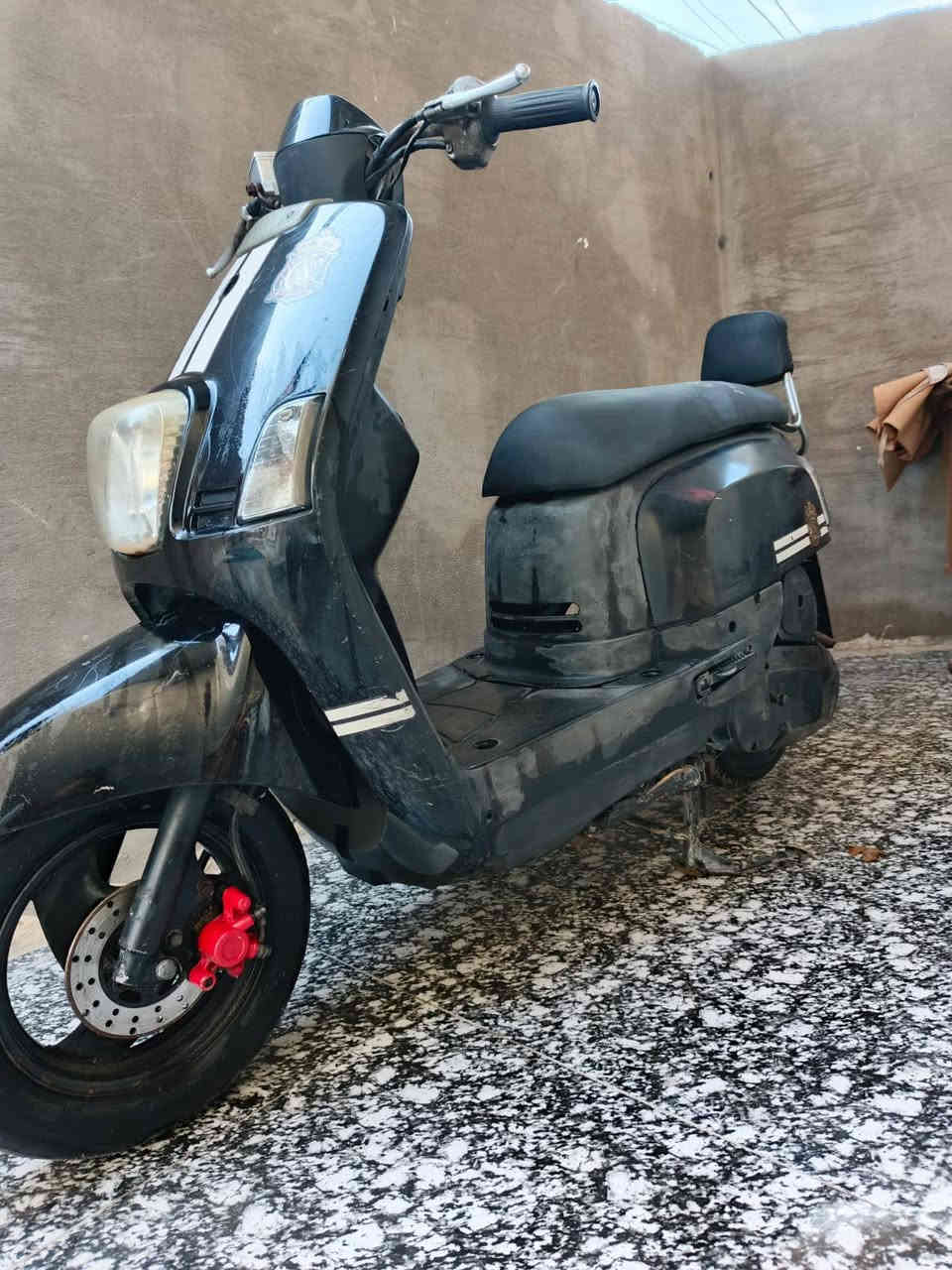 سلام عليكم دراجه للبيع السعر950 وبيه مجال لمكان بصره قضاء المدينه دراجه مامفتوحه صارلهه شهر من نزلت من لحاويه كهربائيّة كلهه شغاله رقم لهاتف. ***********.
