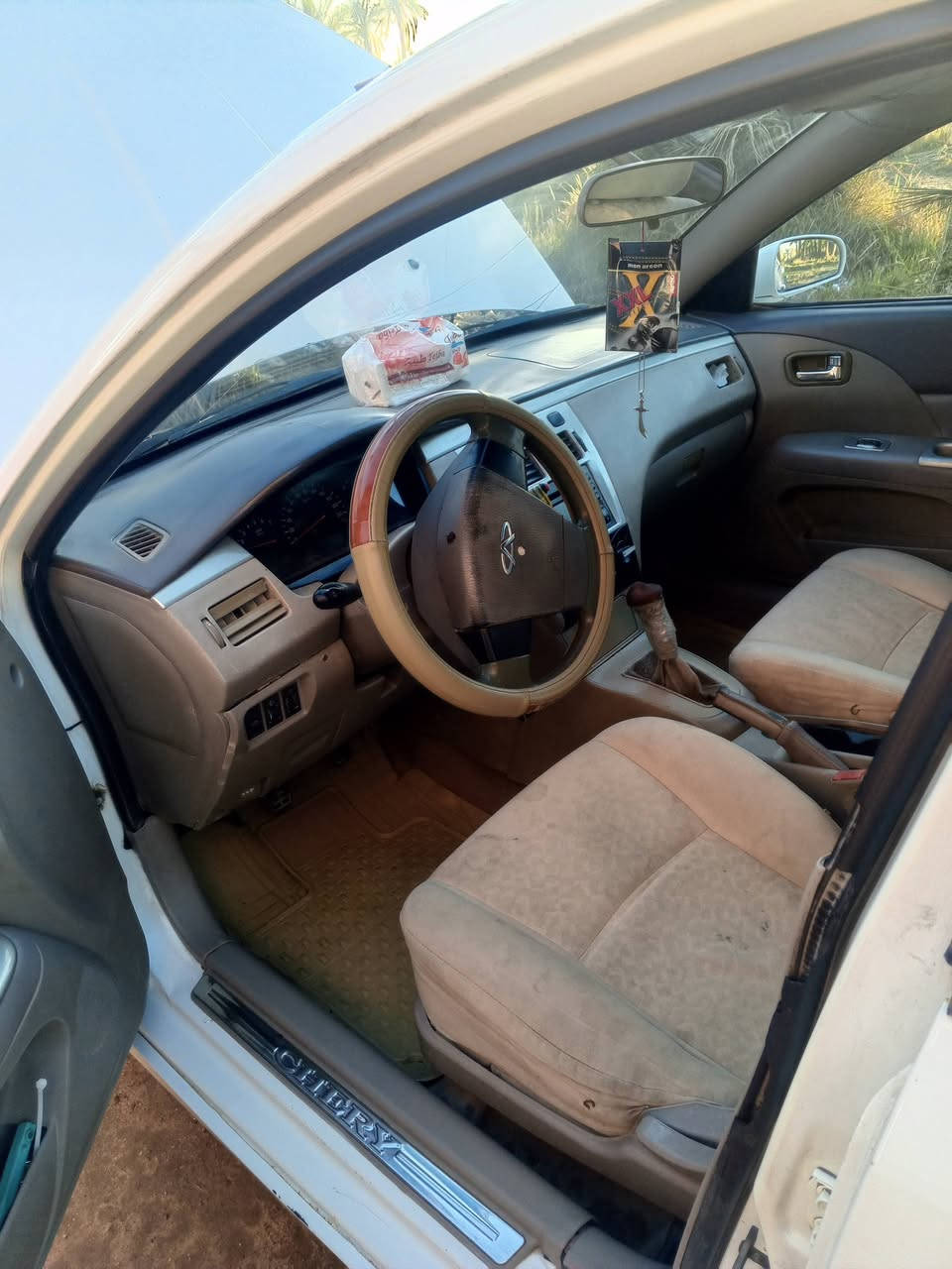 سلام عليكم سياره شيري اي 5 مديل 2009 سياره جاهزه مكينه وكير جديد وتخم تاير جديد باتري جديد السياره مكفوله  سنويه ل2028 السعر 28 ويهه مجال لشراي مكان دوانيه غماس رقم ***********
