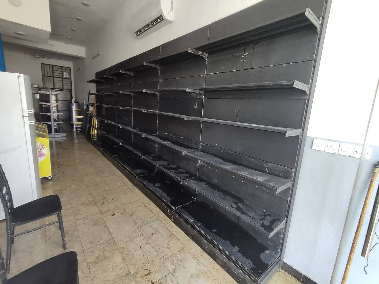 سلام عليكم ارفوف وسطي لون فيلي الارتفاع متر ٨٠ تركي اصلي ابو جسرين ثقيل نظافه فول استعمال قليل جدا+رفوف جداري 7مترات الشراي يتصال ***********
