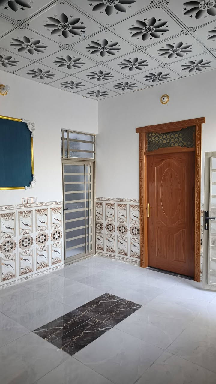 سلام عليكم  70 متر للبيع بناء بلوك وعكاده تجعيب طابوك سقوف ثانويه ارضيه بورسلين يحتوي على غرفه او صاله وستقبال شارع المطار بشارع علكم بشارع حاتم الخير نهايت المقرنص  ***********
