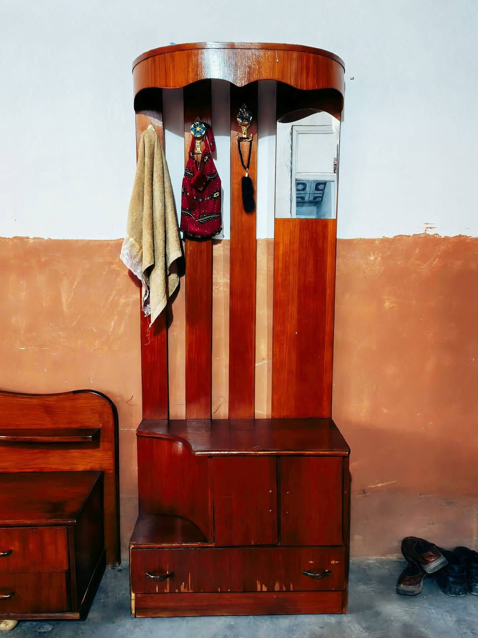 السلام عليكم 
غرفة نوم خشب راقي ونظيفه السعر 350 هاتف ***********
