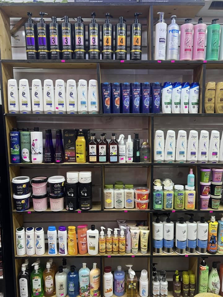 السلام عليكم للبيع محل كوزمتك لئن ممتفرغله ودوام المحل كامل من كل النواحي والبظاعه البي كلهن من الشركات ع الاكثر المحل صارله فاتح اكثر من 10 سنوات تريد تاخذ البظاعه تريد تاخذ المحل عادي وتكعد بي العنوان بغداد الدوره شارع الشرطه السعر ٦ ملايين وبي مجال 
***********
